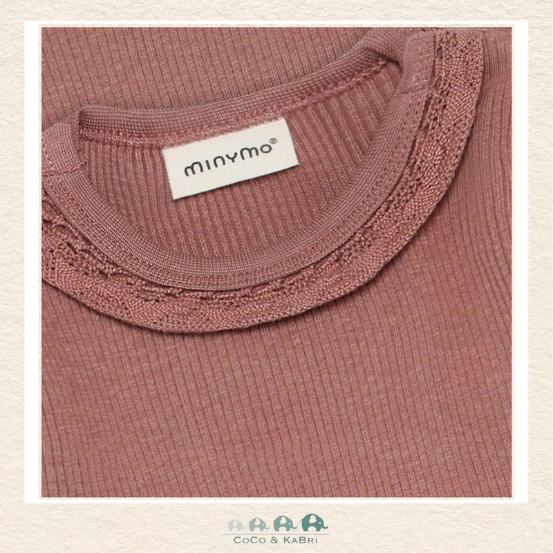 Close-up detail of the Minymo Diaper Shirt highlighting the vertical ribbing and the delicate Burlwood colorway designed for sensitive skin