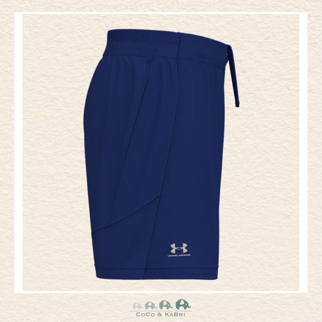 Side profile of the boys' Challenger Team Pro shorts demonstrating the flexible leg opening and the quick-dry fabric engineered for high-intensity training and gameplay | Canada