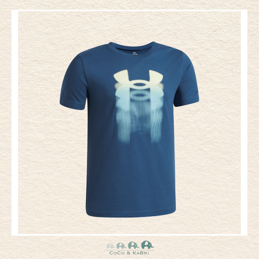 Side profile of the boys' Logo Blur short sleeve demonstrating the flexible fit and the moisture-wicking, quick-dry material perfect for high-intensity sports and gym | Canada