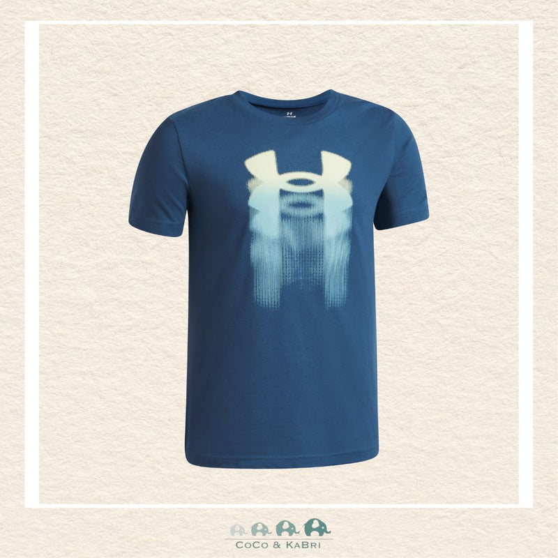 Side profile of the boys' Logo Blur short sleeve demonstrating the flexible fit and the moisture-wicking, quick-dry material perfect for high-intensity sports and gym | Canada